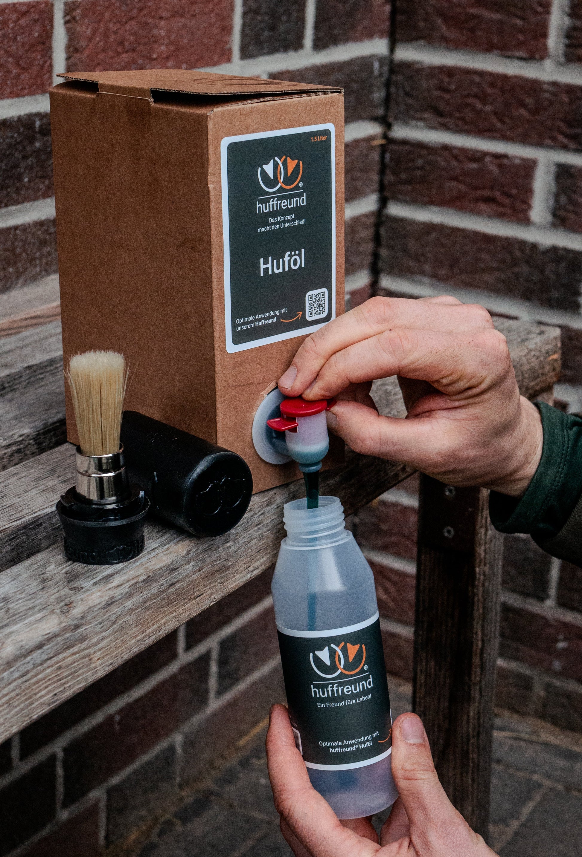 Befüllung des Huffreund Compact mit abgeschraubtem Deckel durch Huföl für Pferdehufe aus 1,5L Bag-In-Box Behälter.