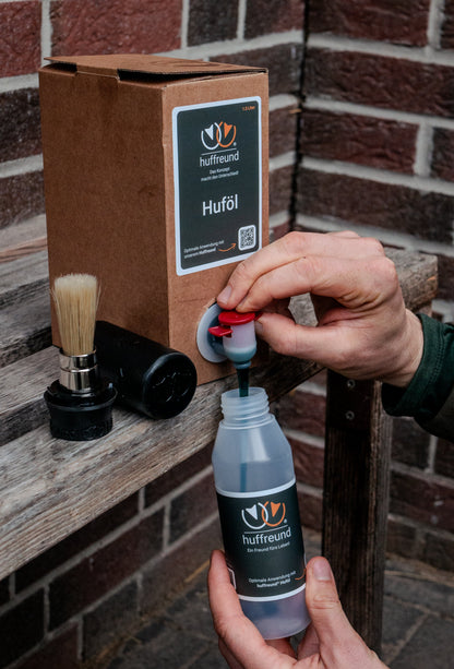 Befüllung des Huffreund Compact mit abgeschraubtem Deckel durch Huföl für Pferdehufe aus 1,5L Bag-In-Box Behälter.