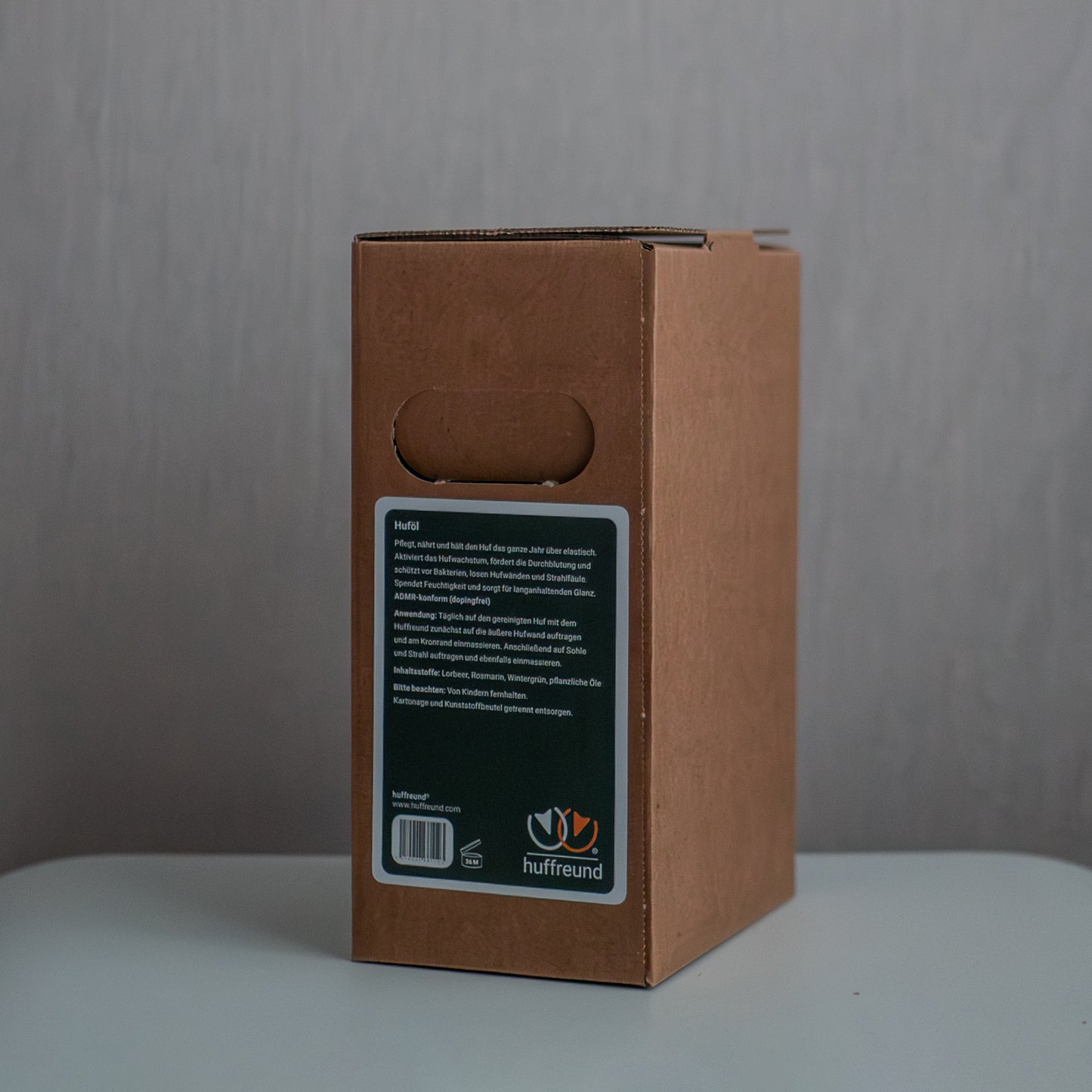 huffreund Huföl für Pferdehufe in Bag-In-Box 1,5L Rückseite steht vor schlichtem Hintergrund zu Präsentationszwecken.