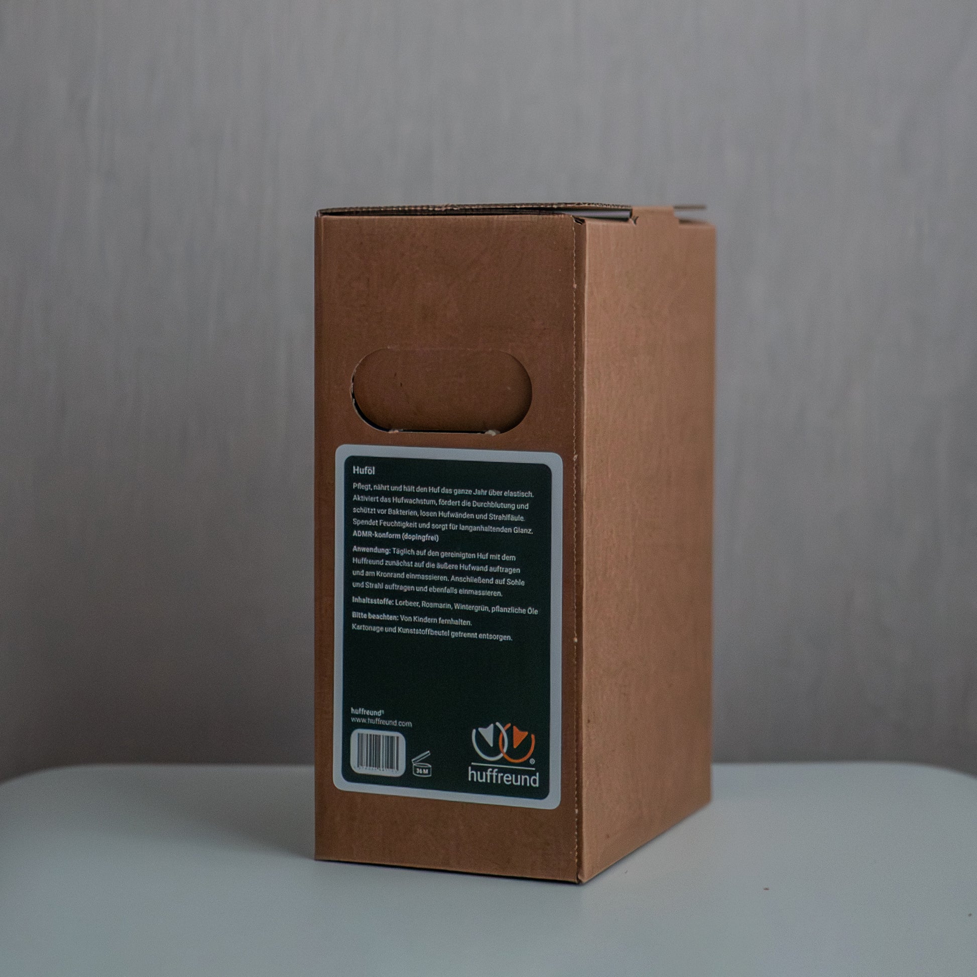 huffreund Huföl für Pferdehufe in Bag-In-Box 1,5L Rückseite steht vor schlichtem Hintergrund zu Präsentationszwecken.