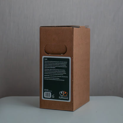 huffreund Huföl für Pferdehufe in Bag-In-Box 1,5L Rückseite steht vor schlichtem Hintergrund zu Präsentationszwecken.