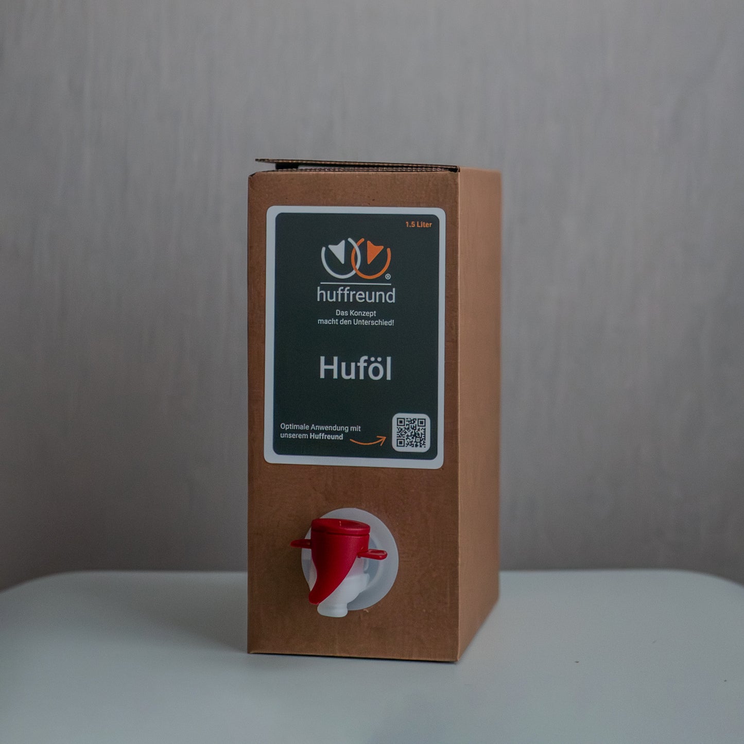 huffreund Huföl für Pferdehufe in Bag-In-Box 1,5L Vorderseite zu Präsentationszwecken vor schlichtem Hintergrund.