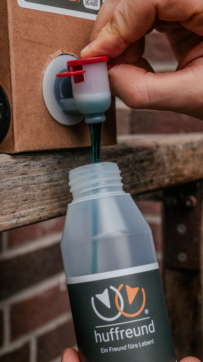 Huffreund Compact wird aus einer Bag-In-Box Verpackung befüllt mit Huföl für Pferdehufe. 