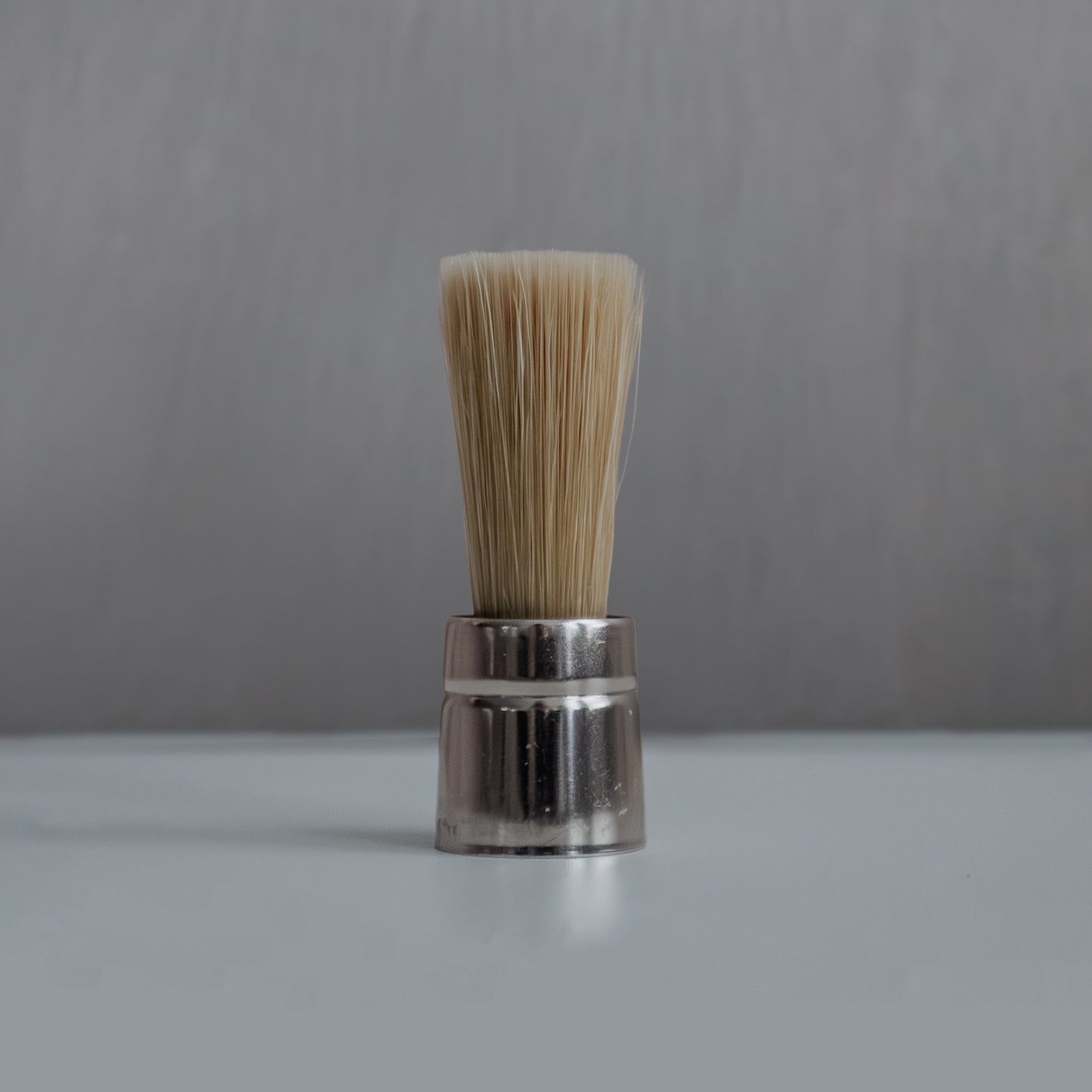 huffreund Refresh-Pinsel zum erneuern der Funktion der huffreund-Pinselflasche für Huföl auf Pferdehufen vor schlichtem Hintergrund zu Präsentationszwecken. 